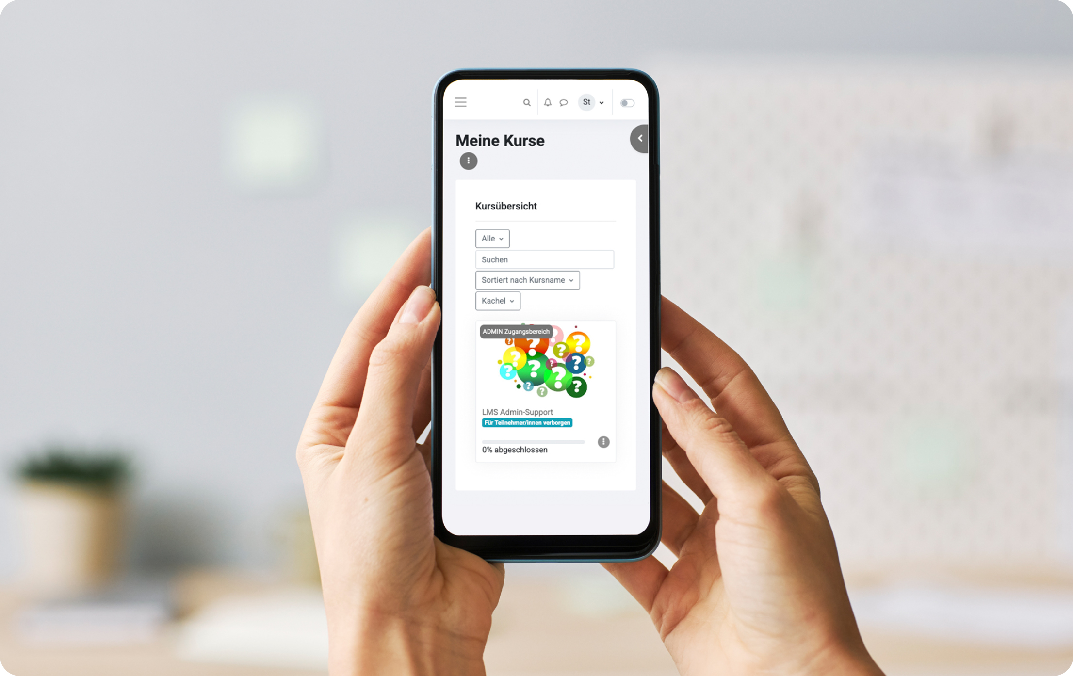 Hand hält Smartphone mit Kursübersicht