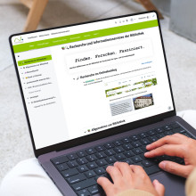 Person arbeitet an einem Laptop mit geöffneter Moodle-Plattform der Hochschule für Agrar- und Umweltpädagogik.