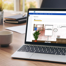 Mentor Moodle-Kurs zum Digitalisierungscamp auf Laptop in Büro-Umgebung