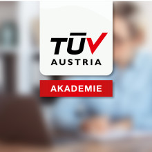 Frau mit Brille bei Online-Schulung der TÜV Austria Akademie am Laptop